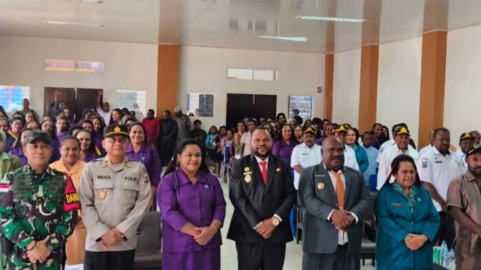 Bupati Lanny Jaya, Aletinus Yigibalom, didampingi Wakil Bupati Fredi Ginia Tabuni, Ketua DPR Lanny Jaya, saat melantik ketua  dan pengurus GOW di Tiom,  Selasa, (22/07/2025). (HDok. Humas Pemkab Lanny Jaya)