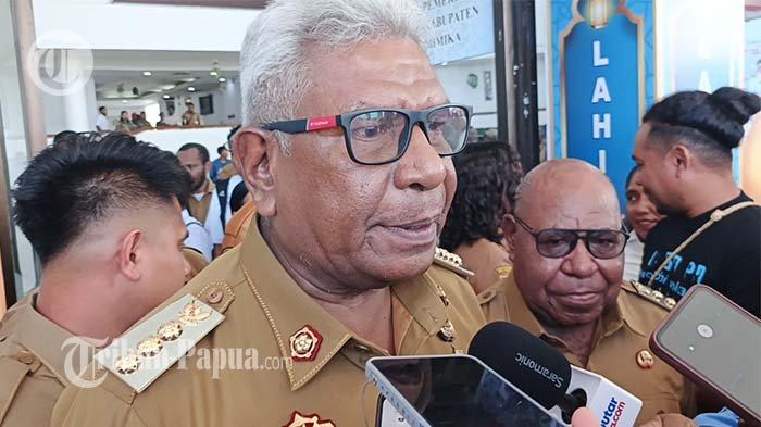Bupati Mimika, Johannes Rettob diwawancarai Tribun-Papua.com usai apel ASN di Mimika, Senin.