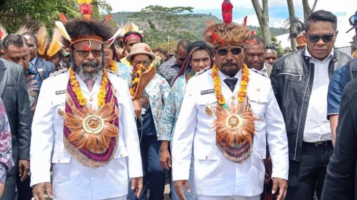 PEMKAB TOLIKARA: Bupati dan Wakil Bupati Tolikara Willem Wandik dan Yotam Wonda tiba di Karubaga, Tolikara pada Kamis, (13/3/2025). Kedatangan mereka disambut masyarakat dan pemerintah.