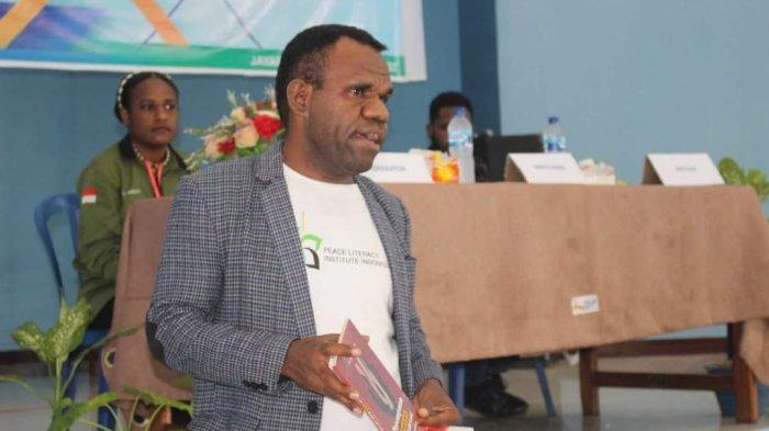 Pendiri Lembaga Riset Ekonomi Politik (Lempar) Papua, Maiton Gurik.