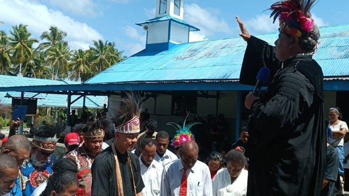 Calon Presiden RI, Ganjar Pranowo melaksanakan agenda kunjungan khusus di Manokwari Papua Barat, Senin (20/11/2023). (TribunNetwork/Hans Arnold Kapisa)