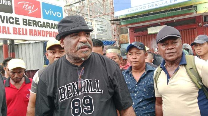 Calon Wali Kota Jayapura nomor urut 4, Abisai Rolllo turun ke lokasi pleno rekapitulasi suara Pilkada 2024 di Distrik Abepura, Jumat (6/12.2024) sore. Kericuhan pecah di lokasi pleno KPU Kota Jayapura akibat adanya dugaan penggelembungan suara oleh PPD Distrik Jayapura Selatan.