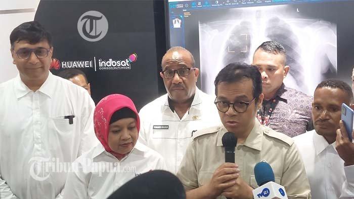 AI DIGITAL - Wakil Menteri Komunikasi dan Digital (Komdigi), Nezar Patria bersama President Director dan Chief Executive Officer Indosat Ooredoo Hutchison, Vikram Sinha (kiri) meluncurkan Artificial Intelligence (AI) Experience Center di Kota Jayapura, Papua, Rabu (21/5/2025).