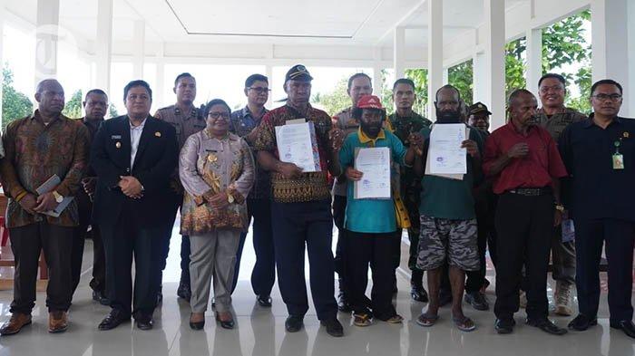 DAMAI - Masyarakat dari Suku Mee, Suku Dani, dan Suku Wate yang bersengketa karena batas tanah di Topo, Distrik Uwapa, Kabupaten Nabire, berdamai di aula Mapolres Nabire, Kamis (14/12/2023). Perdamaian dipimpin Pj Gubernur Papua Tengah, Ribka Haluk.