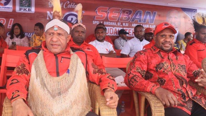 DEKLARASI - Pasangan calon Bupati Pegunungan Bintang, Spei Yan Bidana - Arnold Nam mendeklarasikan diri sebagai pemenang Pilkada 2024.