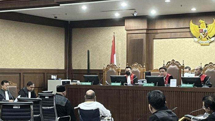 DIADILI- Gubernur nonaktif Papua Lukas Enembe duduk di kursi roda usai diperiksa kesehatannya lantaran emosi dalam sidang di Pengadilan Tindak Pidana Korupsi (Tipikor) pada Pengadilan Negeri (PN) Jakarta Pusat, Senin (4/9/2023).(KOMPAS.com / IRFAN KAMIL)