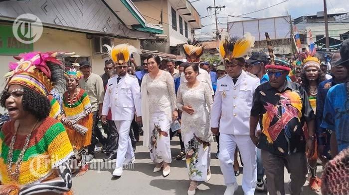 DILANTIK - Penyambutan Bupati dan Wakil Bupati Jayapura Yunus Wonda- Haris Richard Yocku disambut tari-tarian dan warga Kabupten Jayapura di Sentani usai mengikuti pelantikan di Kantor Gubernur Papua, Kota Jayapura