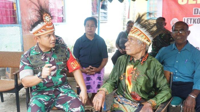 KUNJUNGAN - Komandan Kodim 1708 Biak Numfor, Letkol Inf Marsen Sinaga, S.Hub.Int, M.Han yang mengunjungi kediaman tokoh masyarakat Biak Numfor, Maurits Rumaropen di Kampung Ambroben, Distrik Biak Kota, Kabupaten Biak Numfor, Senin (5/8/2024).