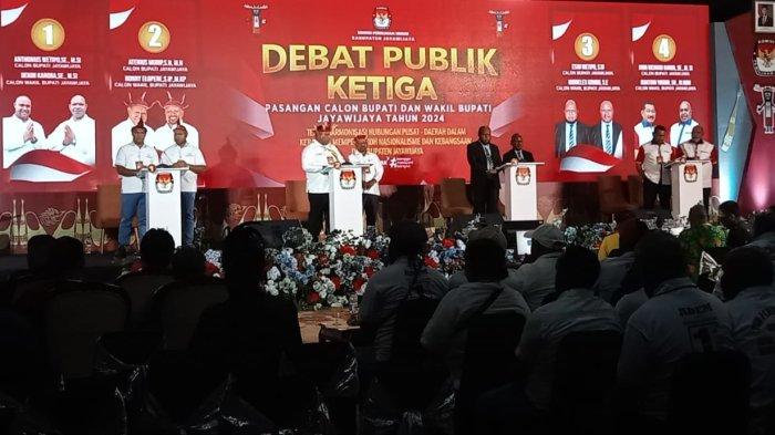DEBAT – Pasangan calon kepala daerah di Kabupaten Jayawijaya, Provinsi Papua Pegunungan mengikuti debat public putaran ketiga yang dilaksanakan di Kota Jayapura, Provinsi Papua, Selasa (5/11/2024). 