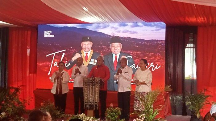 DEKLARASI - Suasana pengumuman sekaligus deklarasi pasangan Calon Gubernur dan Wakil Gubernur Papua, Benhur Tomi Mano (BTM) – Constant Karma (CK) yang dipimpin langsung Ketua Dewan Kehormatan DPP PDIP, Komarudin Watubun di kediaman BTM di Jalan Jeruk Nipis Kotaraja, Kota Jayapura, Provinsi Papua, Minggu (9/3/2025). 