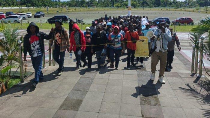 GERUDUK KANTOR BUPATI - Puluhan Aliansi Pemuda Amungsa (APA) geruduk Kantor Bupati Mimika, Provinsi Papua Tengah, Senin (18/11/2024).