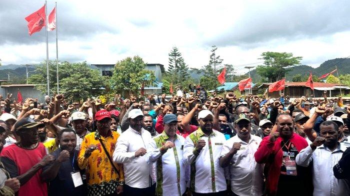 Diiringi ratusan pendukung di Oksibil, Kamis (5/12/2024), pasangan SEBAN menggelelar deklarasi di Kantor DPC PDI Pegunungan Bintang.