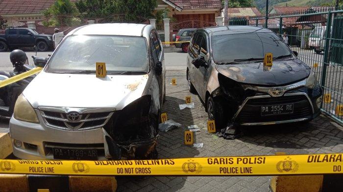 TERBAKAR – Dua mobil operasional Kantor Media Jujur Bicara (Jubi) yang ada di Jalan SPG Taruna Waena, Kota Jayapura, Provinsi Papua bagian depan terbakar akibat bom Molotov yang dilempar orang tak dikenal Rabu (16/10/2024) dini hari.