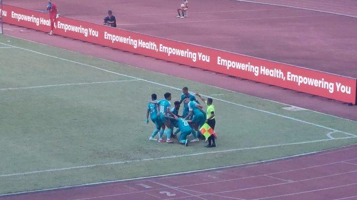 SELEBRASI - Pemain PSBS Biak merayakan gol yang dicetak Alexsandro Perreira pada babak pertama di Stadion Lukas Enembe, Jayapura, Papua, Minggu (18/5/2025) sore. Laga kontra Arema Fc berakhir imbang 2-2.