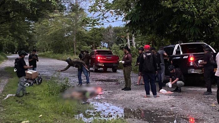OLAH TKP PEMBUNUHAN - Seorang warga sipil bernama La Jahari (51) tewas dibunuh di Kabupaten Yahukimo, Papua Pegunungan, Kamis (30/1/2025). Polisi tengah berupaya menyelidiki sosok yang menemani korban sebelum ditemukan tak bernyawa.