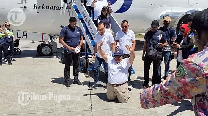 PENDARATAN PERDANA - Wakil Menteri Dalam Negeri, Ribka langsung bersujud syukur bersama rombongan saat maskapai Sriwijaya Air mendarat perdana di Wamena, ibu kota Provinsi Papua Pegunungan, Selasa (29/7/2025).