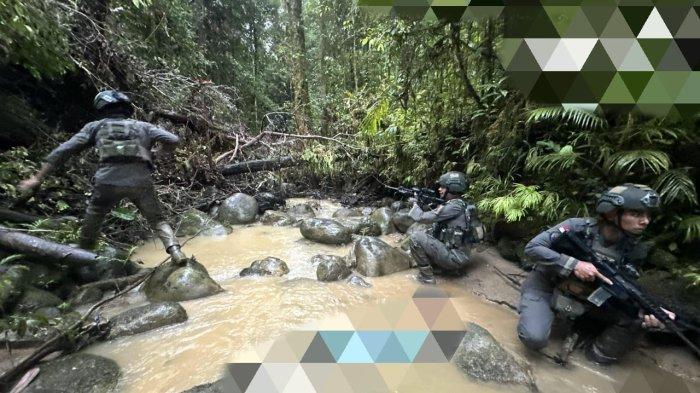 EVAKUASI KORBAN PEMBUNUHAN: Aparat saat mengevakuasi jenazah korban pembunuhan KKB di Yahukimo, Sabtu (12/4/2025). Operasi penanganan korban pembunuhan di Yahukimo ini melibatkan 307 personel gabungan.