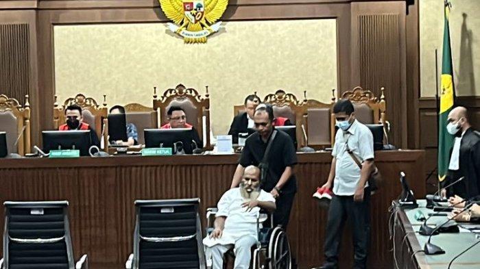 Eks Gubernur Papua, Lukas Enembe mengikuti sidang pembacaan putusan secara langsung di ruang Prof M Hatta Ali Pengadilan Tindak Pidana Korupsi (Tipikor) pada Pengadilan Negeri (PN) Jakarta Pusat, Kamis (19/10/2023). (KOMPAS.com / IRFAN KAMIL)