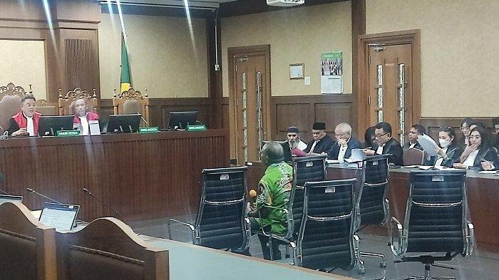 Eks Kepala Dinas PUPR, Mikael Kambuaya bersaksi dalam sidang dugaan korupsi yang dilakukan Gubernur non aktif Papua Lukas Enembe di Pengadilan Tipikor Jakarta Pusat, Senin (7/8/2023).