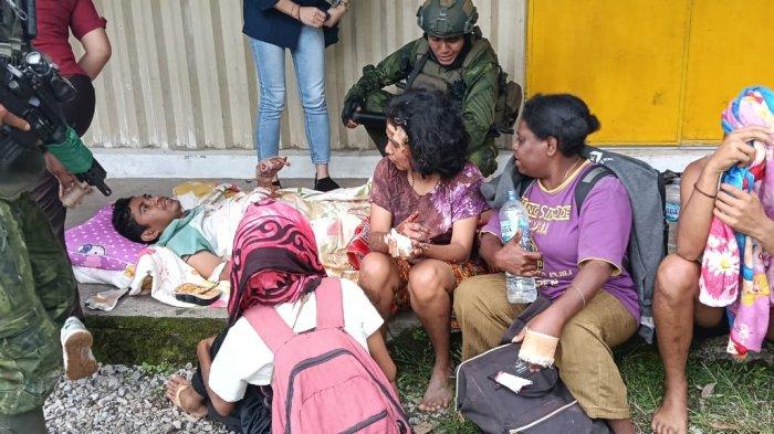 EVAKUASI – Tampak korban meningal dunia dan korban luka-luka dievakuasi ke Bandara Dekai Kabupaten Yahukimo, Minggu (23/3/2025).