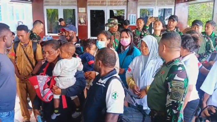 DIEVAKUASI - Hasmaya (berjilbab) dan para tenaga Kesehatan (Nakes) serta guru ketika bergerak menuju ke Polres Mimika, Selasa (6/8/2024).