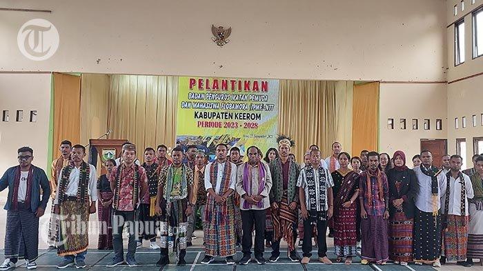 Foto bersama Bupati Keerom Piter Gusbager dengan para pengurus IPMF - NTT Kabupaten Keerom setelah selesai dilantik di gedung Pramuka Keerom, Jumat (22/9)