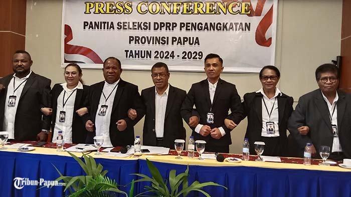 Foto bersama ketua Pansel Albert Yoku (tiga dari kiri) dan anggota Pansel Dewan Perwakilan Rakyat Papua (DPRP) dalam jumpa pers mengumumkan tahapan pengusulan calon anggota DPRP di Abepura, Kota Jayapura,