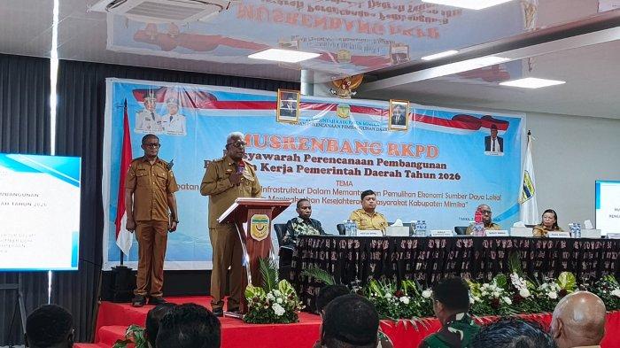 MUSRENBANG- Bupati Mimika, Johannes Rettob saat menyampaikan sambutan pada Musyawarah Pembangunan Perencanaan (Musrenbang) Rencana Kerja Pemerintah Daerah (RKPD) tahun 2026, Selasa (22/4/2025) di Kantor Bappeda.