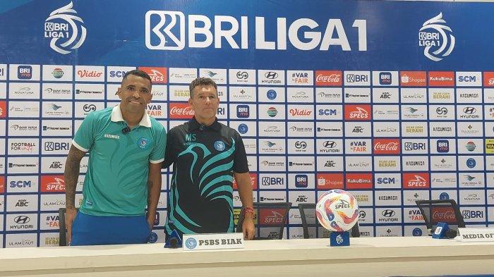 LIGA 1 - Pelatih PSBS Biak, Marcos Guillermo Samso (kanan) dan pemain senior Alberto Goncalves pose bersama usai memberikan keterangan pers usai laga kontra B arito Putera di Stadion Lukas Enembe, Jayapura, Papua, Sabtu (26/4/2025).