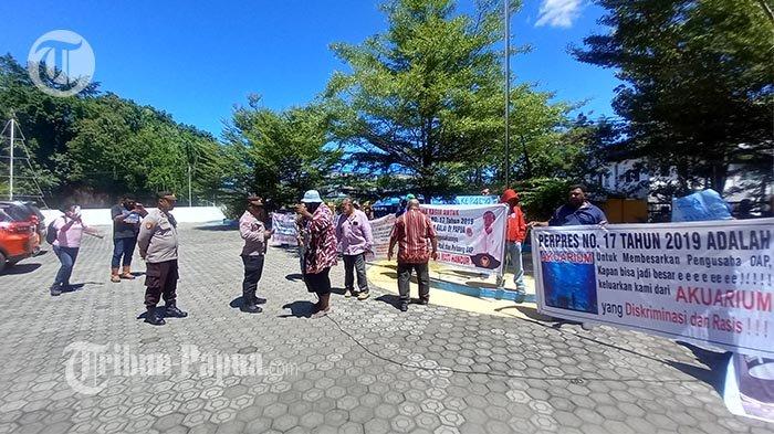 AKSI - Gabungan Aliansi Pengusaha Orang Asli Papua menggeruduk Kantor Balai Wilayah Sungai Papua, di Kotaraja, Kota Jayapura, Senin (31/7/2023) siang.