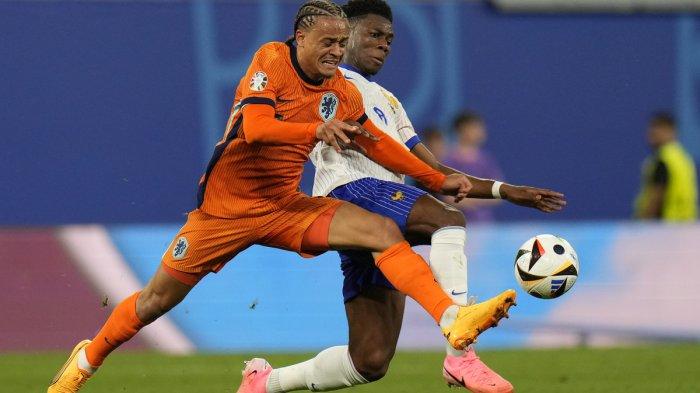 BEREBUT BOLA - Gelandang Belanda, Xavi Simons, dan gelandang Perancis, Aurelien Tchouameni, berebut bola dalam pertandingan Grup D Piala Eropa 2024 antara Belanda dan Perancis di Leipzig, Jerman, Sabtu (22/6/2024) dini hari WIB.AP/HASSAN AMMAR