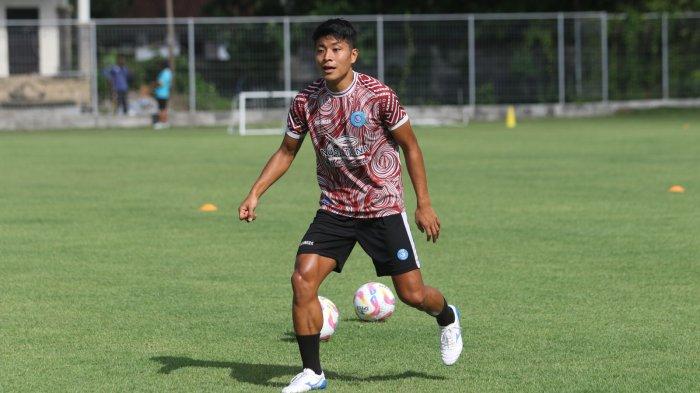 Gelandang bertahan skuad berjuluk Badai Pasifik, Takuya Matsunaga telah pulih dari cideranya. Tampak pemain asal Jepang itu menjalani latihan di lapangan sepak bola Gelora Samudera, Bali, Rabu (9/10/2024). Dok. Media Officer PSBS Biak