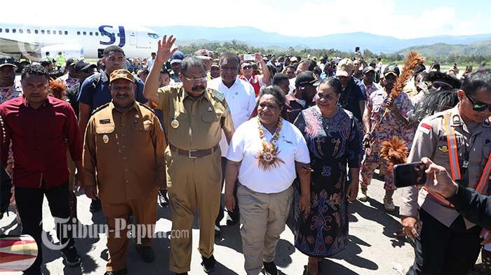 Gubernur Papua Pegunungan, John Tabo (tengah), menyambut Wakil Menteri Dalam Negeri,, Ribka Haluk dalam pendaratan perdana maskapai Sriwijaya Air di Wamena, Kabupaten Jayawijaya, Selasa (29/7/2025).
