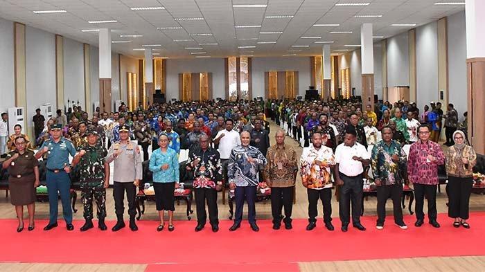 MUSRENBANGDA - Gubernur Papua Tengah, Meki Nawipa (keenam dri kiri) pose bersama sejumlah bupati dan pimpinan OPD serta tokoh masyarakat saat membuka Musrembangda di Nabire, Kamis (8/5/2025). Dok. Humas Pemprov Papua Tengah.