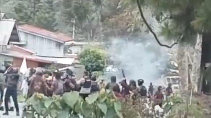 RICUH DI PUNCAK JAYA- Nampak warga saat memegang busur panah di Kota Mulia, Puncak Jaya Papua Tengah, Rabu (12/2/2024).