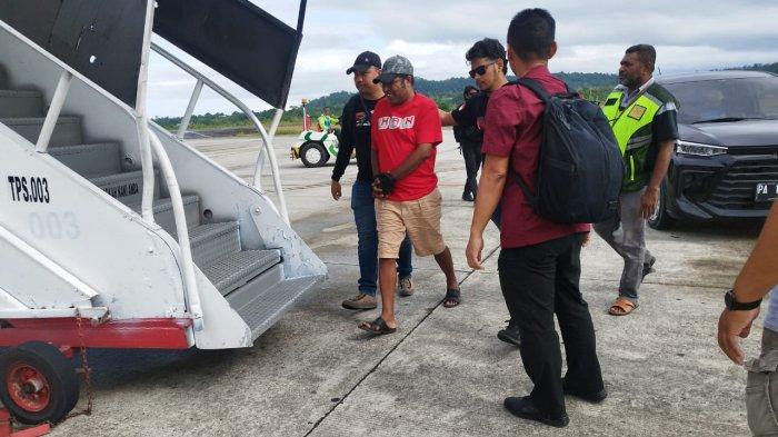 DIGIRING - Mantan Bupati Biak Numfor yang juga Calon Bupati, Herry Ario Naap digiring petugas Polda Papua menuju pesawat yang akan membawanya ke Polda Papua di Kota Jayapura, Jumat (22/11/2024) pagi.