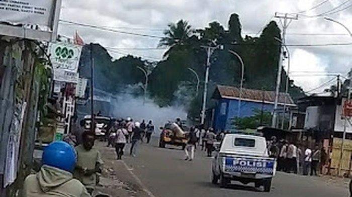 RICUH NABIRE - Kericuhan yang terjadi di Pasar Karang, Kabupaten Nabire, Provinsi Papua Tengah, Kamis (26/6/2025). Kericuhan ini menyebabkan satu warga tewas dan dua orang warga lainnya alami luka tembak. (KOMPAS.COM/DOK YOGO)