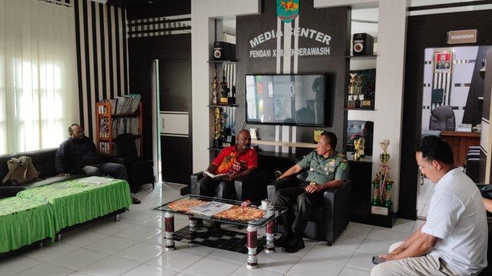 AUDIENSI - Pertemuan tim Jubi bersama Kapendam XVII/Cenderawasih di ruang kerjannya pada Rabu, 26 Februari 2025. Dok Koalisi Advokasi Keadilan dan Keselamatan Jurnalis di Tanah Papua
