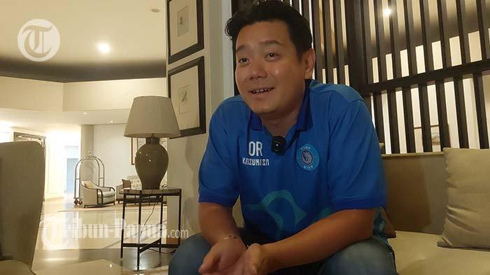 LIGA 1 - Pemilik saham masyoritsa PSBS Biak, Owen Rahadian menanggapi gagalnya PSBS merebut poin penuh atas Arema FC di Stadion Lukas Enembe, Jayapura, Papua, Minggu (18/5/2025).