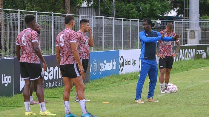 LIGA 1- Staf Pelatih baru PSBS Biak, Bio Paulin Pierre saat melatih para pemain lini belakang skuad Badai Pasifik  di Lapangan Sepak Bola, Gelora Samudera, Bali, Kamis (26/12/2024). Dok: Media Officer PSBS/Charly