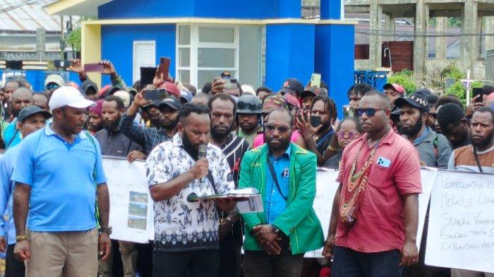 DEMO DI MIMIKA- Ratusan massa tergabung dalam Tim Peduli Pelayanan Penerbangan Subsidi Kabupaten Mimika geruduk kantor Dinas Perhubungan Mimika, di Jalan Baru, Mimika Papua Tengah, Selasa (29/4/2025).