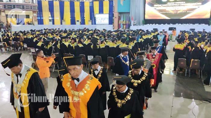 WISUDA UNCEN - Universitas Cenderawasih (Uncen) Jayapura menggelar rapat terbuka senat dalam rangka pelepasan 678 wisudawan pada Kamis (13/3/2025).