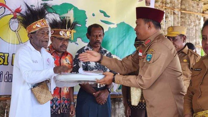 KEAGAMAAN - Bupati Fakfak, Untung Tamsil didampingi Wakil Bupati Yohana Dina Hindom saat menghadiri prosesi adat Wewowo Misi Katolik Maghi yang diadakan pada pelataran Gereja Santo Yosep Fakfak, Papua Barat beberapa waktu lalu, Senin (15/5/2023).