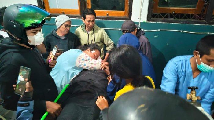DITEMBAK OPM - Isak tangis mewarnai kelurga korban penembakan yang diduga dilakukan oleh Organisasi Papua Meredeka (OPM) di Kompleks kuburan 7, Kampung Pagaleme, Distrik Pagaleme Kabupaten Puncak Jaya, Provinsi Papua Tengah. 