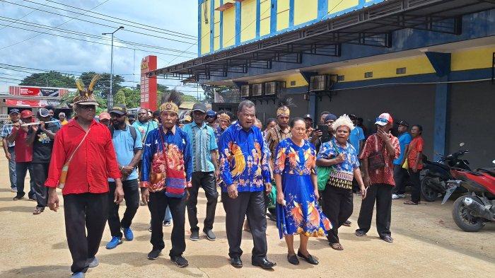 KOMPAK - Bakal Calon Bupati Jayapura periode 2024-2029, Jan Jap Ormuseray bersama istri Ifa F Ormuseray ketika mengantar formulir bakal calon (Bacalon) Bupati Jayapura di kantor DPD Partai NasDem di Sentani Distrik Sentani Kabupaten Jayapura, Selasa (7/5/2024).