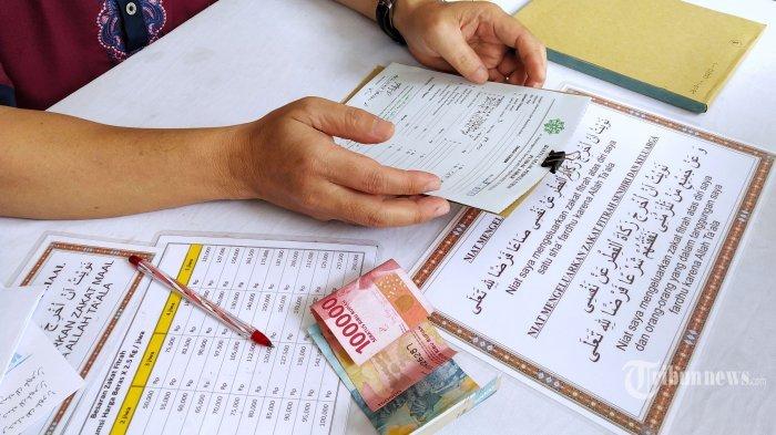 ZAKAT FITRAH - Foto dokumen jemaah membayar zakat fitrah di Counter Layanan Zakat Fitrah, Shadaqah, Infaq, dan Wakaf Alquran, di Masjid Pusdai Jabar, Jalan Diponegoro, Kota Bandung, Jawa Barat, Jumat (14/4/2023). Menjelang Hari Raya Idulfitri 1444 H, umat Islam yang mampu diwajibkan membayar zakat fitrah sebagai sarana pembersih jiwa dan harta bendanya, sekaligus sebagai penyempurna ibadah selama Ramadan.