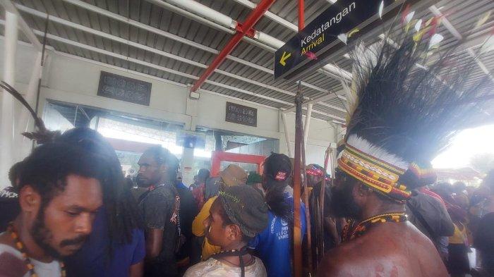 PENJEMPUTAN BANDARA: Masyarakat Papua Pegunungan menanti kedatangan Jhon Tabo dan Ones Pahabol di Bandara Wamena, Rabu (26/02/2023). Mereka merupakan gubernur dan wagub definitive pertama setelah provinsi ini dibentuk. Mereka menjadi pemenang Pilkada 2024.