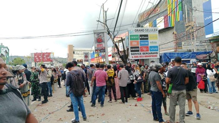 BENTROK PILKADA - Dua kelompok massa pendukung calon wali kota menggeruduk lokasi pleno KPU Kota Jayapura di sebuah hotel bilangan Distrik Abepura, Papua, Jumat (6/12/2024) sore.