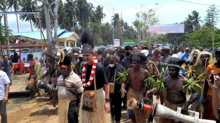 KAMPANYE - Calon Presiden RI nomor urut tiga, Ganjar Pranowo tiba di Kampung Waninggap Naggo, Merauke, Papua Selatan, Selasa (28/11/2023).