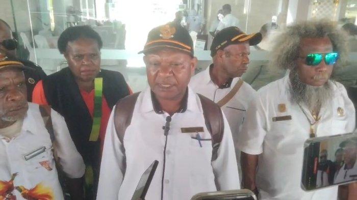 KANTOR MRP DIPALANG - Satu dari anggota MRP Papua Tengah, Yehuda Gobai mengatakan, alasan pemalangan itu dilakukan karena, sejak dilantik hingga hari ini, mekanisme kerja mereka tidak sesuai dengan aturan yang berlaku.